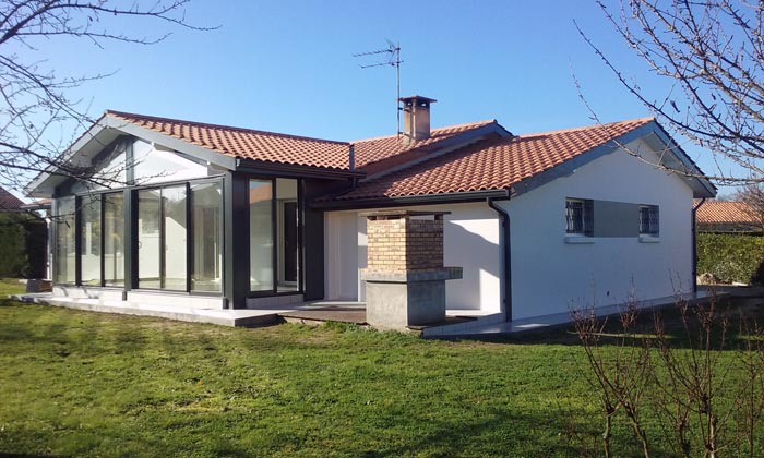 Habillage en véranda d’un avant toit et rénovation de l’habitation